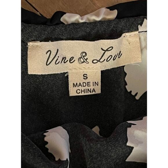 Vine & Love Women's off the shoulder layered dress. Black/white/tan. Size Small - Picture 4 of 9